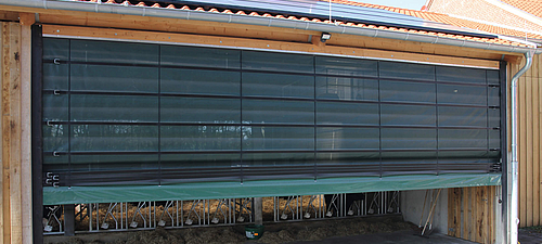 Frentes Lubratec® - Frente abatible - Solución ideal para cerrar huecos anchos en naves de máquinas y almacenes de piensos Frente abatible Lubratec - Solución de cierre eficaz para aperturas y pasos anchos