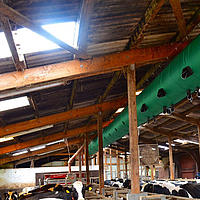 Vista inferior del Tube Air Vista inferior de la manguera de ventilación Tube Air en una vaquería